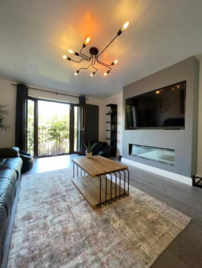 5 Lockside *Free private parking* *City centre*